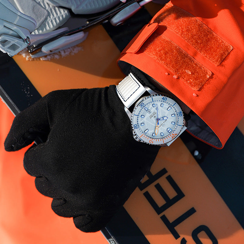 Serie Oceánica Pro | Ala de Hielo | Titanio | 300m Impermeable | 43mm