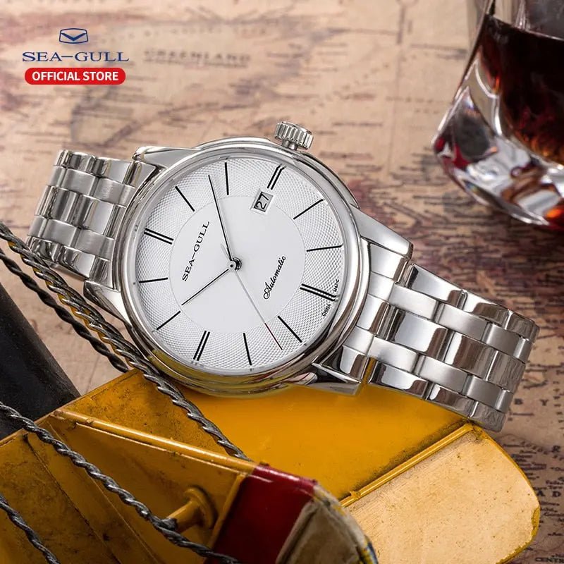 Elegant Automatikuhr aus Edelstahl mit weißem Zifferblatt und Datumsanzeige, mit Vintage-Karte und Glas.