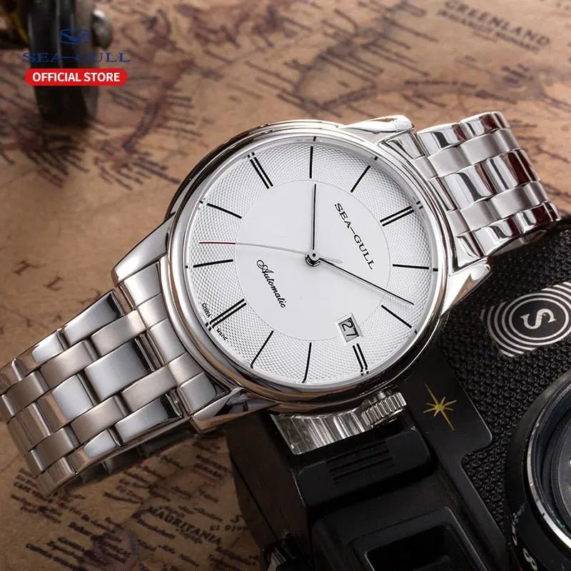 Elegant Sea-Gull-Automatikuhr mit weißem Zifferblatt, Edelstahlarmband und Datumsanzeige vor Vintage-Kartenhintergrund