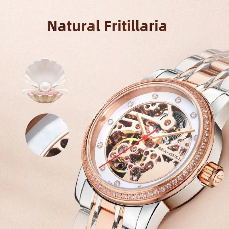 alt
Elegante orologio scheletrato con quadrante in fritillaria naturale, lunetta con diamanti e dettagli in oro rosa