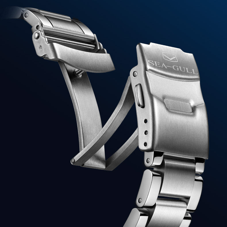 Silver stainless steel watch band clasp and link bracelet shown on a dark blue background with Chinese promotional text at the top.
