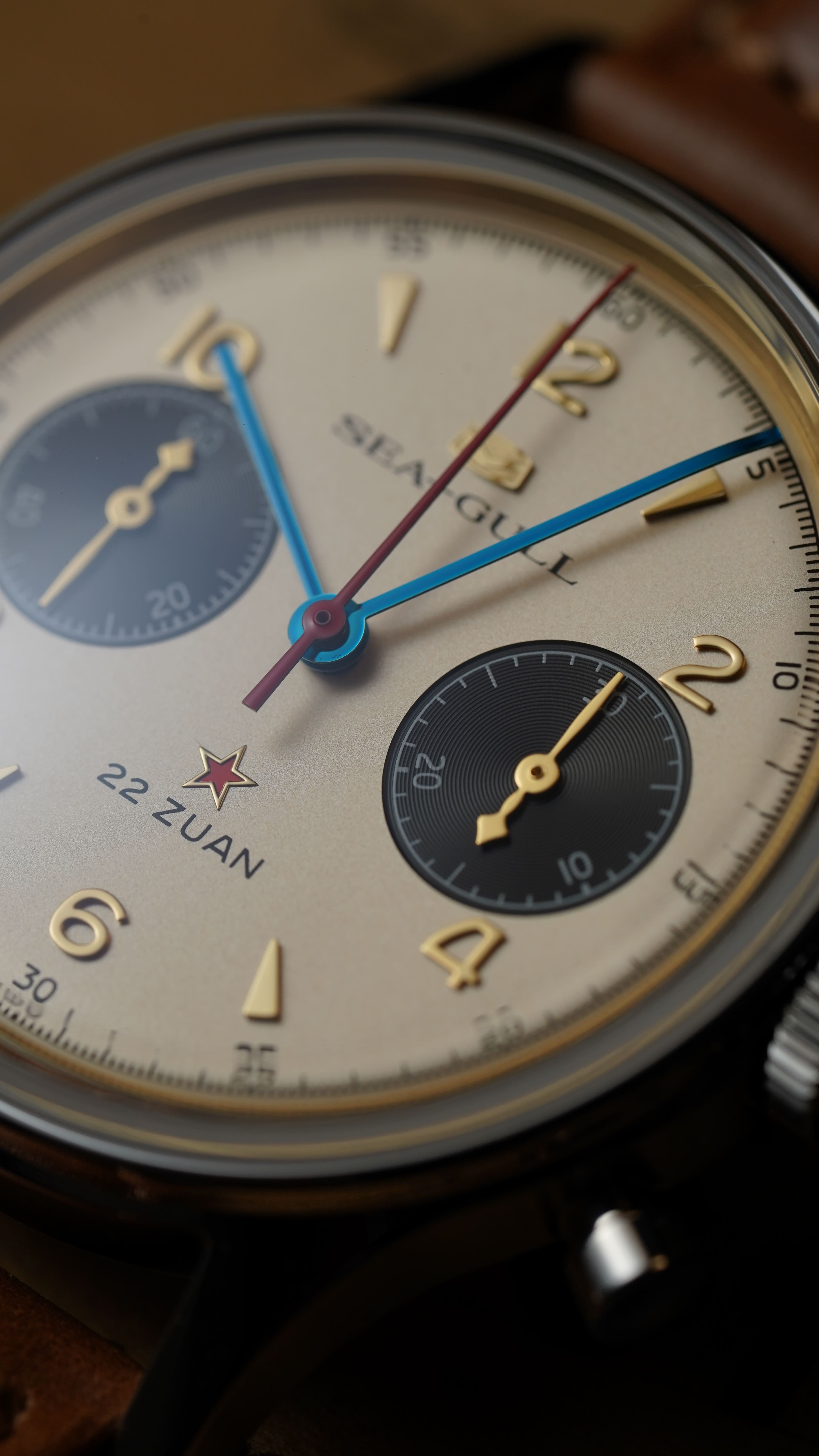 Close-up of a detailed watch face with '22 Zuan' branding.