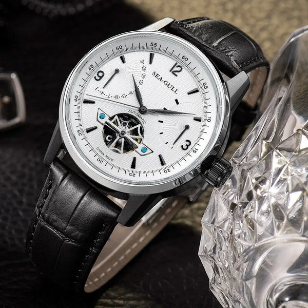 Elegant Seagull Automatikuhr mit Skelettzifferblatt, schwarzem Lederarmband und silbernem Gehäuse